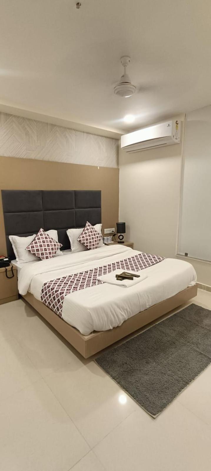 Hotel Royal Square Gandhinagar Exterior photo