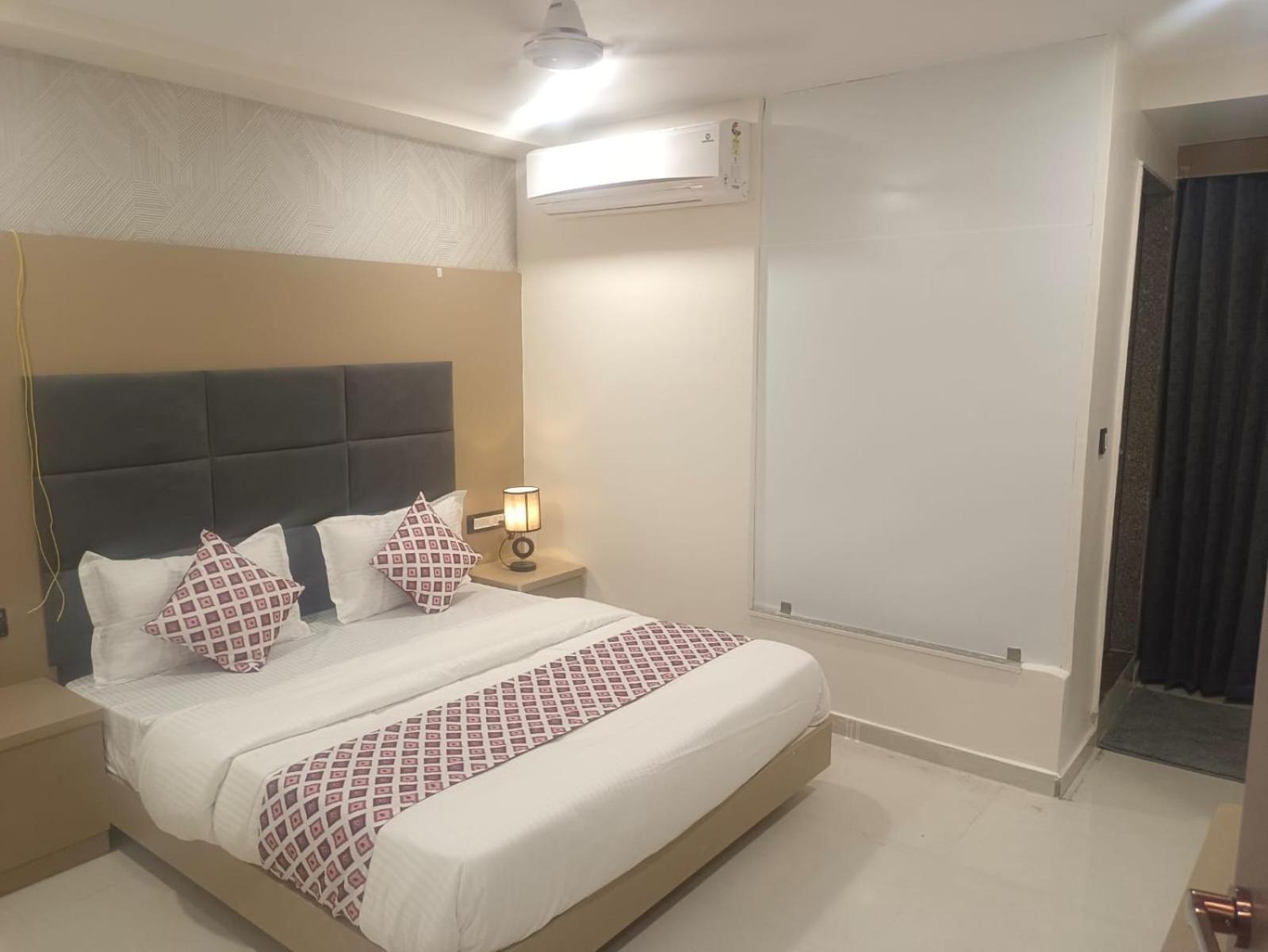 Hotel Royal Square Gandhinagar Exterior photo
