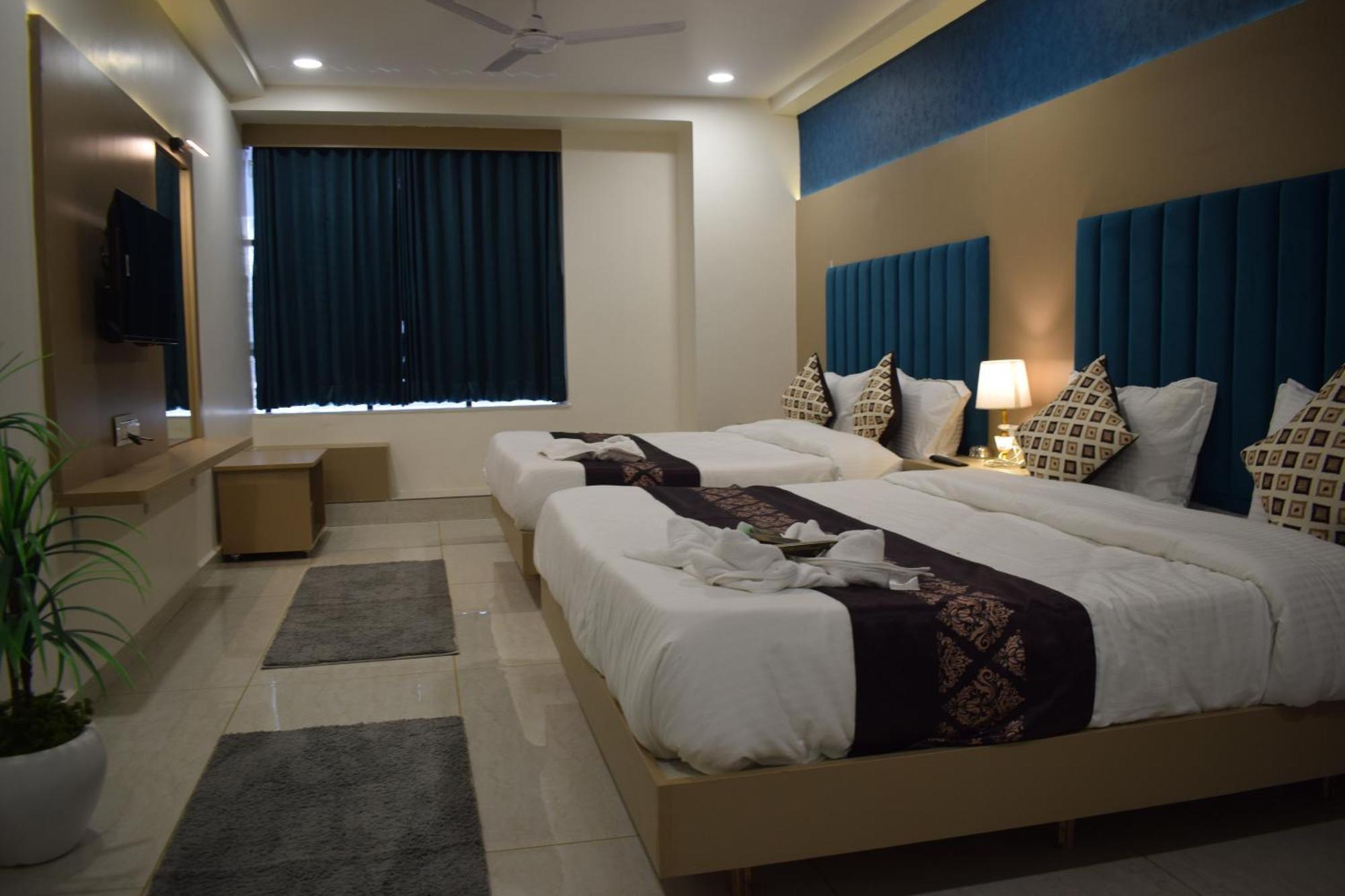 Hotel Royal Square Gandhinagar Exterior photo